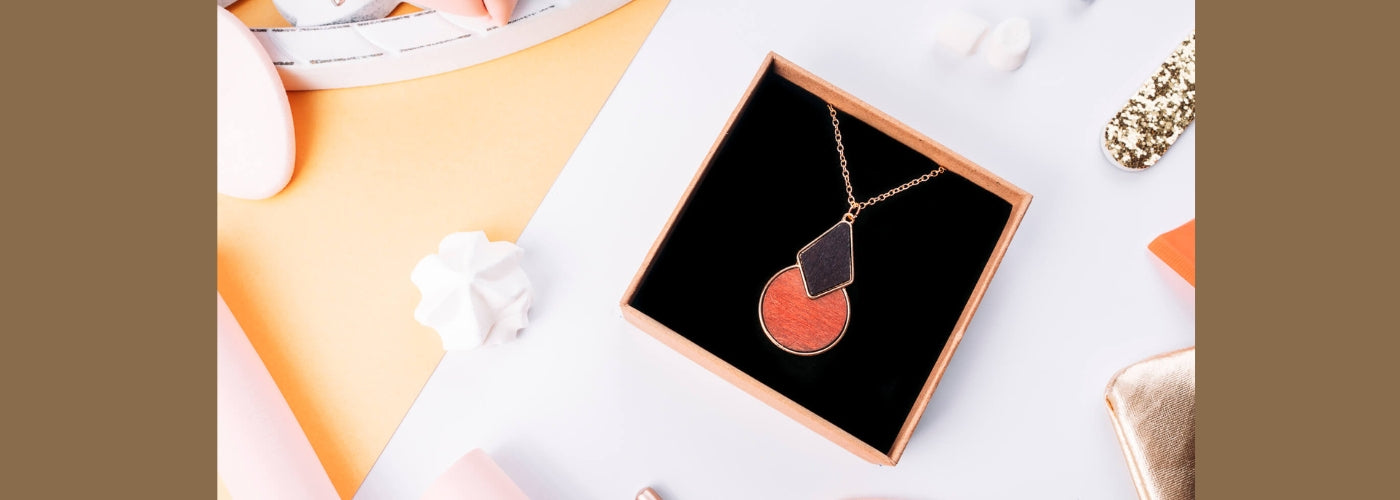 pendentif en bois femme