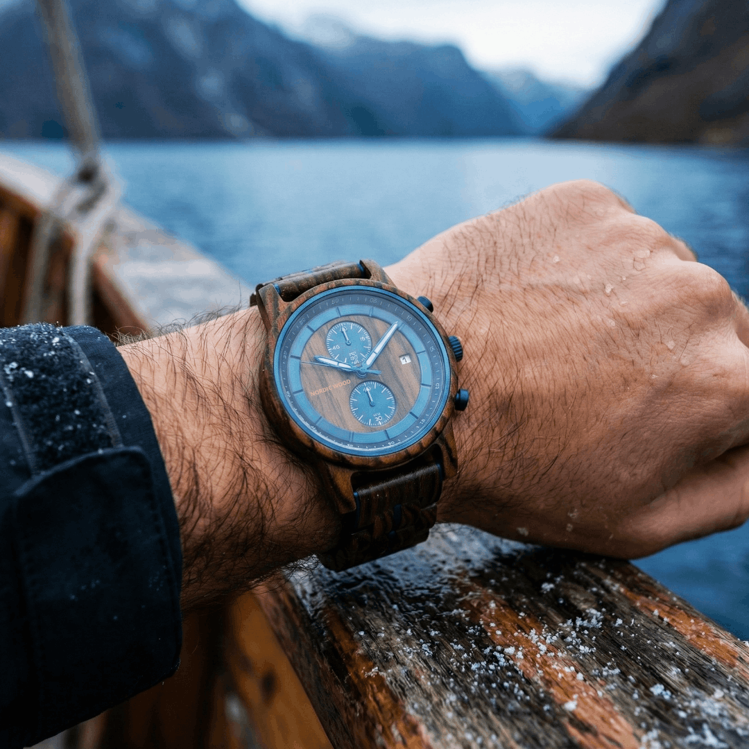 Montre en bois bleu avec chronographe