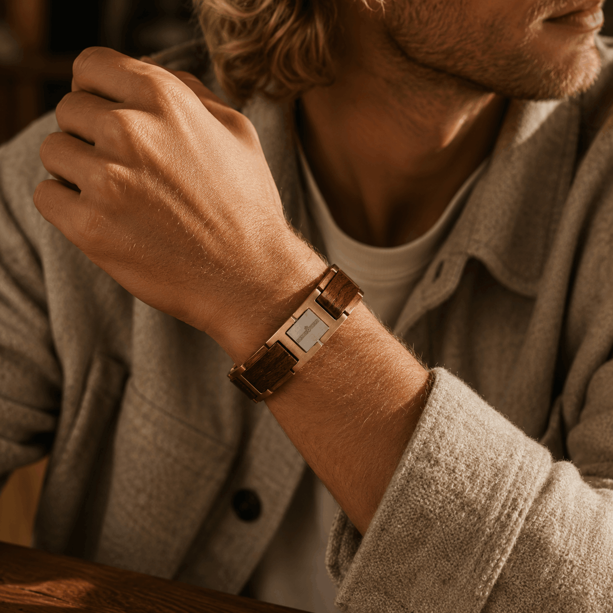 Bracelet en bois et acier doré porté