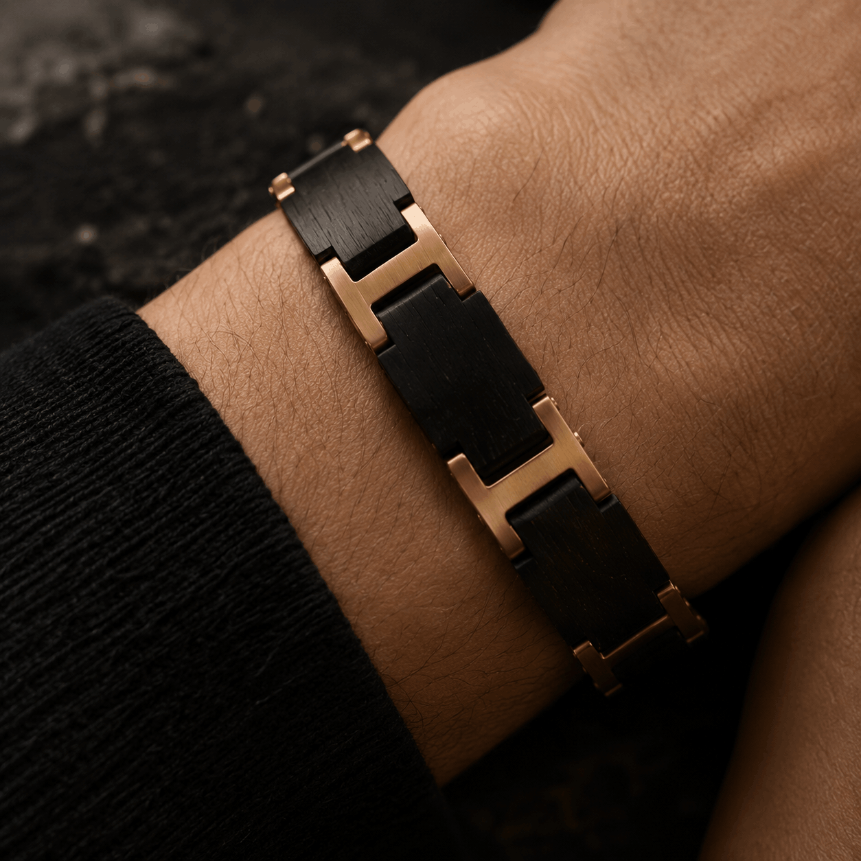 Bracelet pour homme bois noir porté