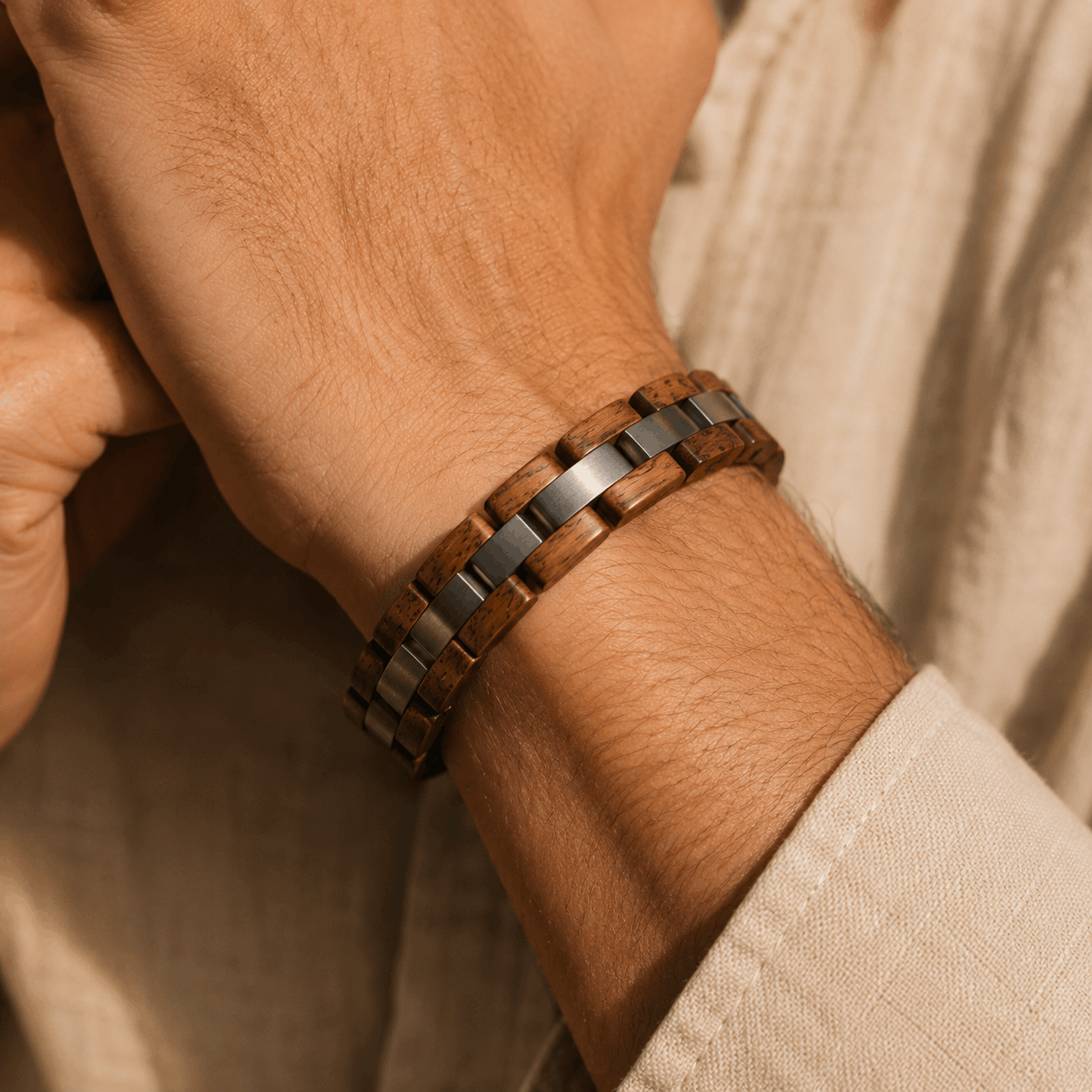Bracelet en bois de koa et acier inoxydable pour homme porté