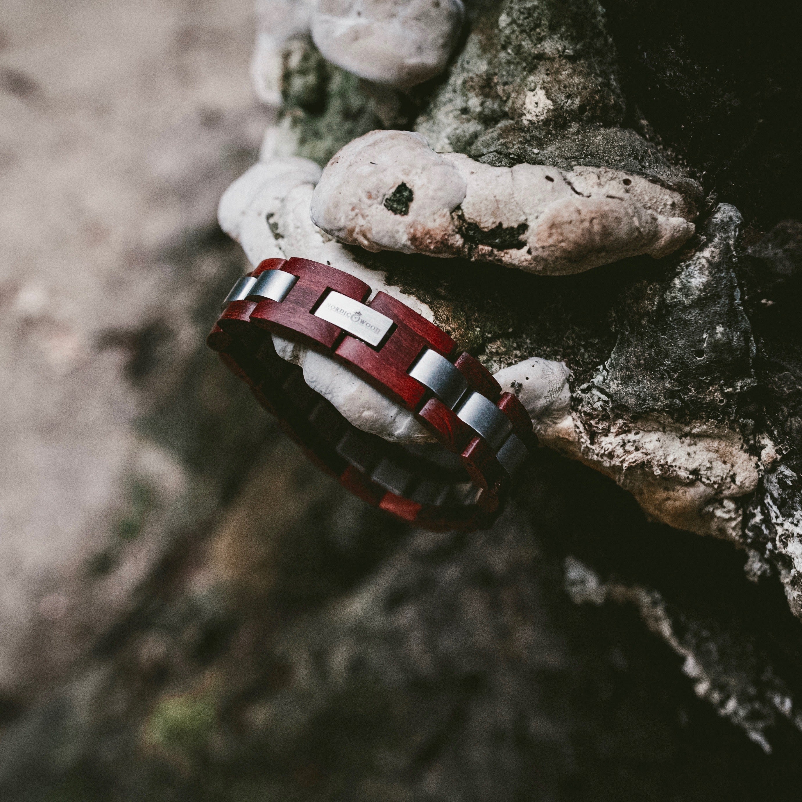 bracelet rouge en bois de cèdre