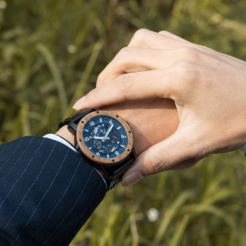 montre-automatique-bois-poignet