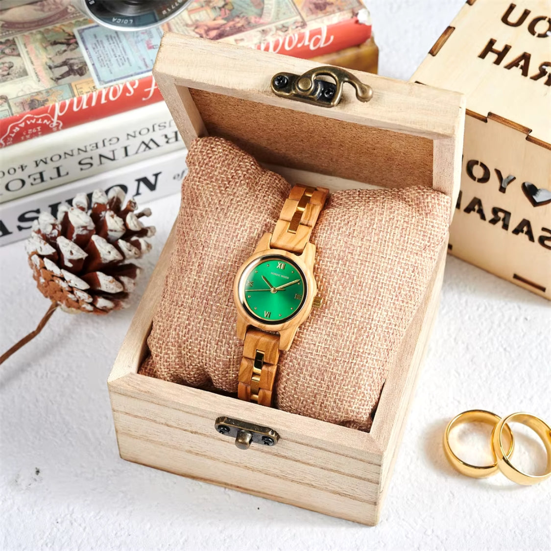 montre-femme-en-bois-verte-personnalisable