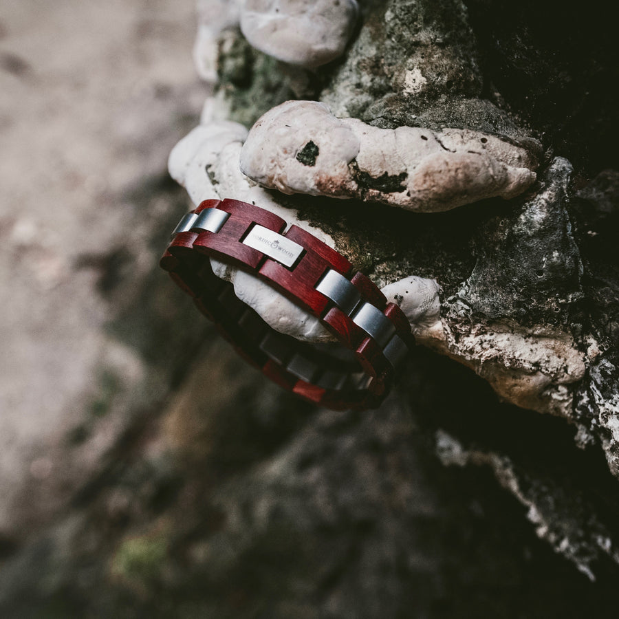 bracelet rouge en bois de cèdre