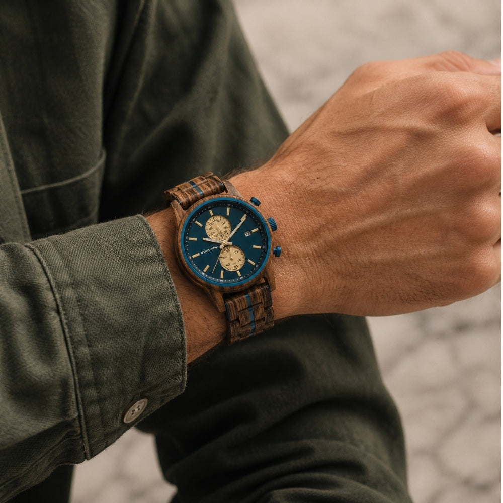 montre-bois-cadran-bleu-poignet-homme