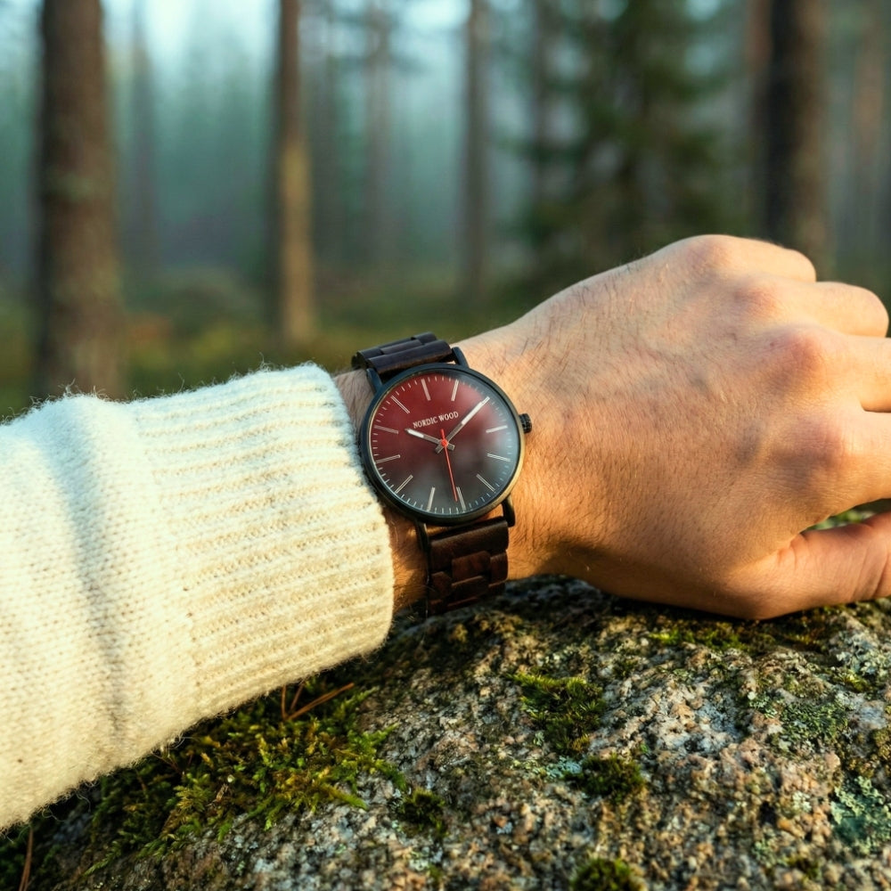 montre-bois-noir-poignet-homme